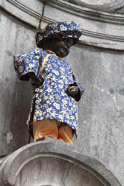 niños haciendo pipi en un arbol|El Manneken Pis, símbolo de Bruselas